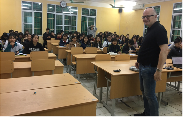 Giáo sư Werner Bigell trong buổi seminar ngày 12/03/2019 